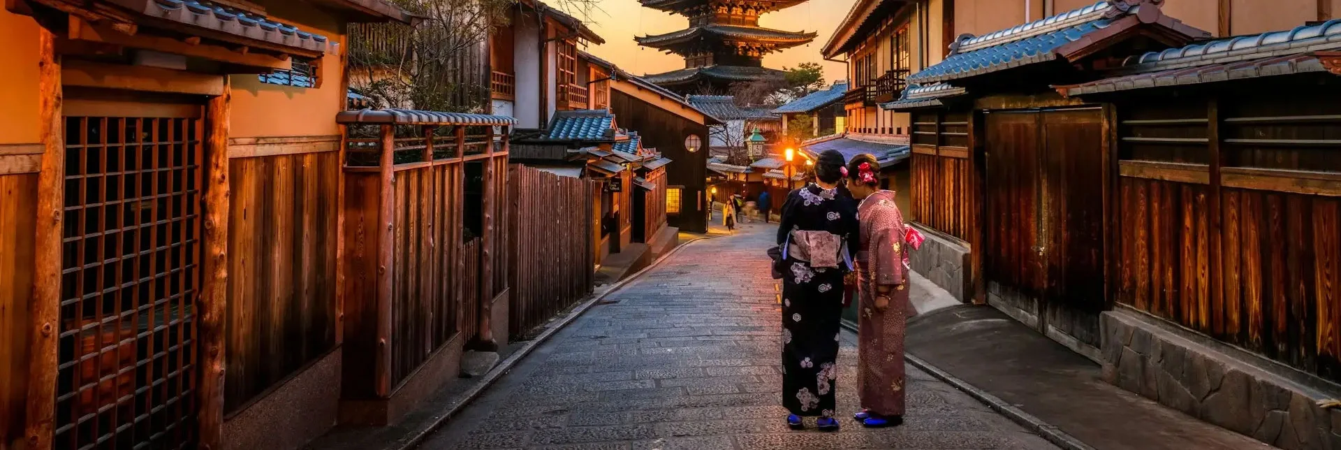 Deux femmes japonaises en vêtements traditionnels