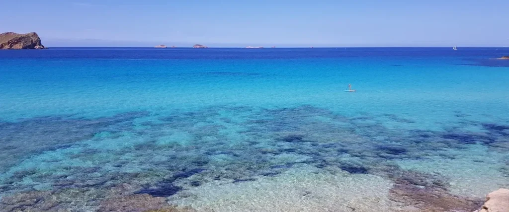 Vue d'une plage aux eaux bleues en Espagne.