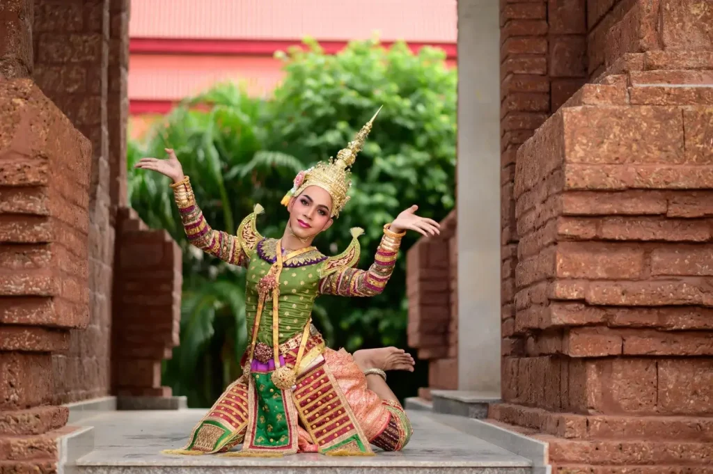 Danse traditionnelle thaïlandaise Khon devant un temple ancien