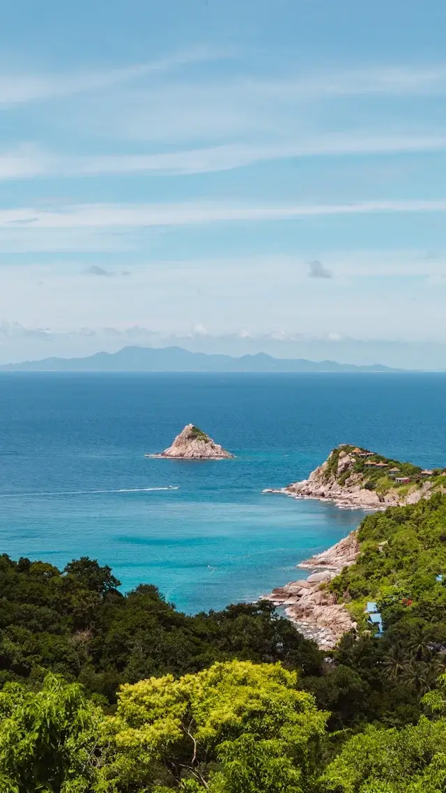 Vue de l'île Shark et de Koh Phangan à l'horizon depuis l'île de Koh Tao
