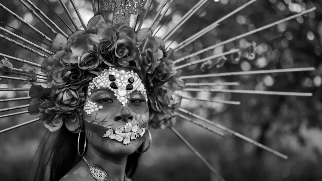 Femme en costume avec des fleurs sur la tête, Mexique