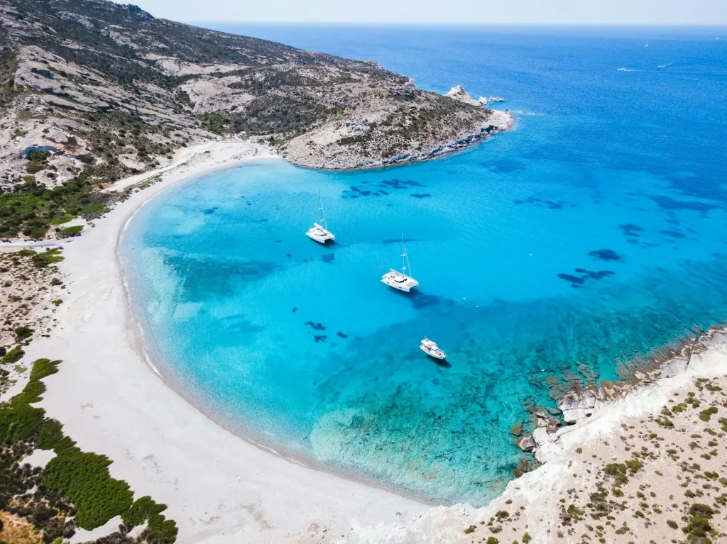 Vue aérienne de bateaux sur l'île de Milos, Grèce.
