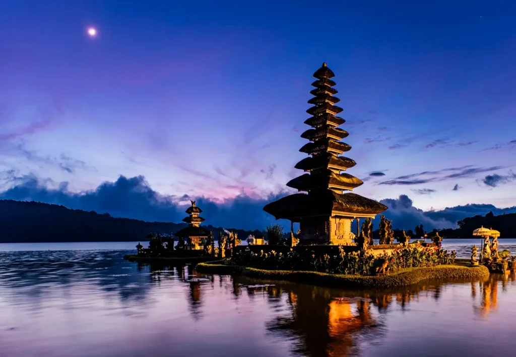Pagode au lever du soleil à Bali, Indonésie.