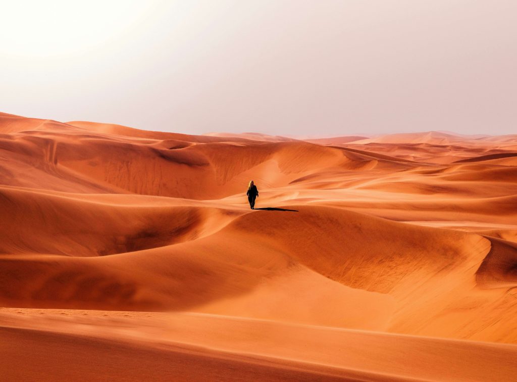 Coucher de soleil sur un désert africain.