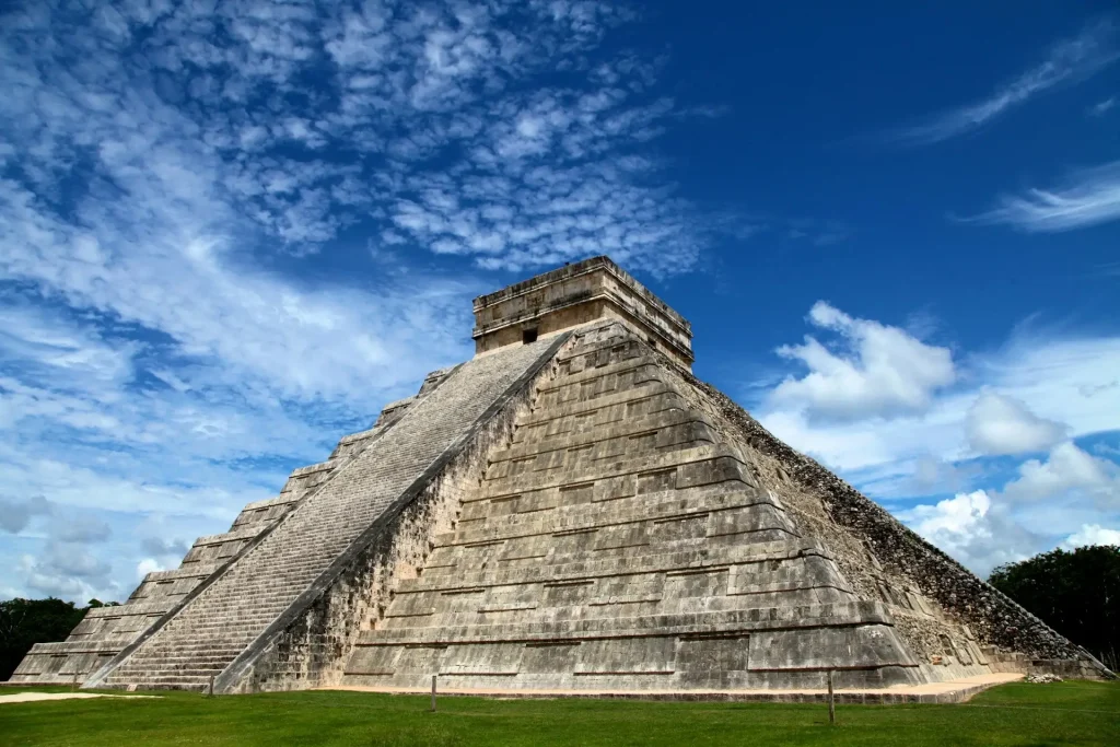 Pyramide en béton gris au Mexique