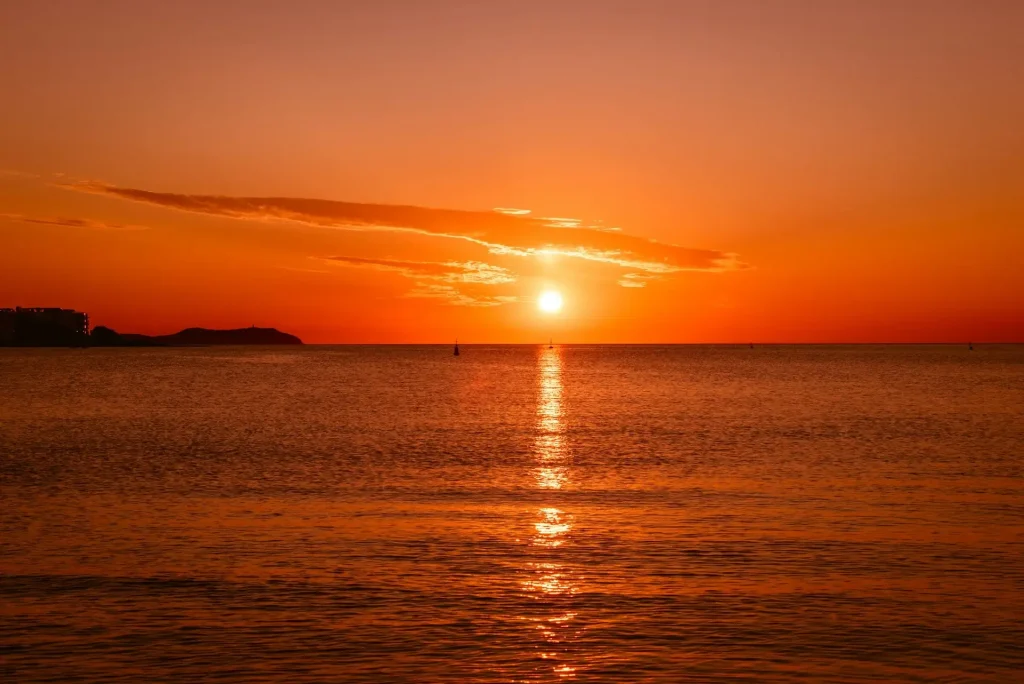 Coucher de soleil illuminant le ciel d'une lueur orange en Espagne.