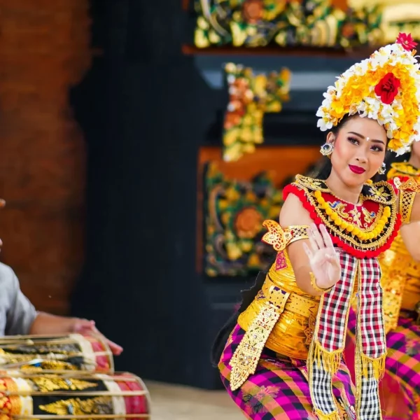 Femmes dansant sur la piste de danse à Bali