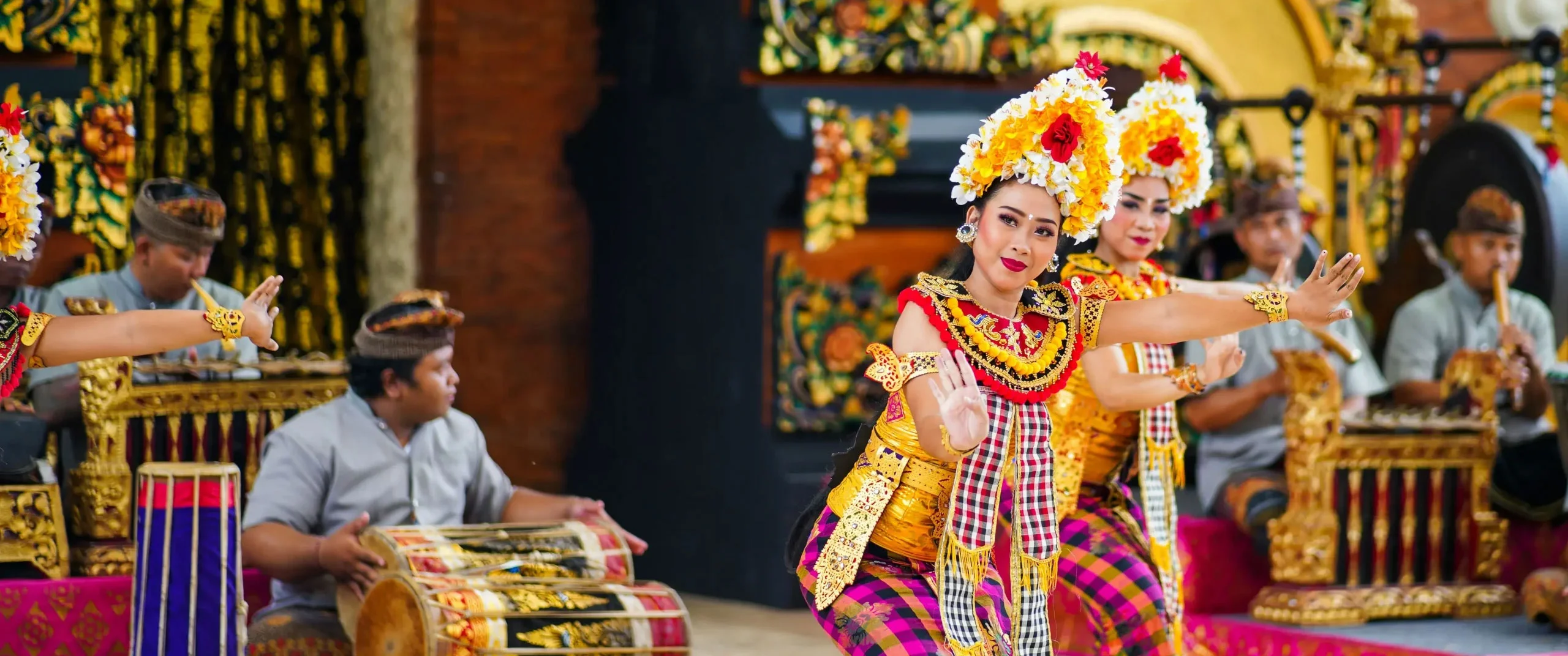 Femmes dansant sur la piste de danse à Bali