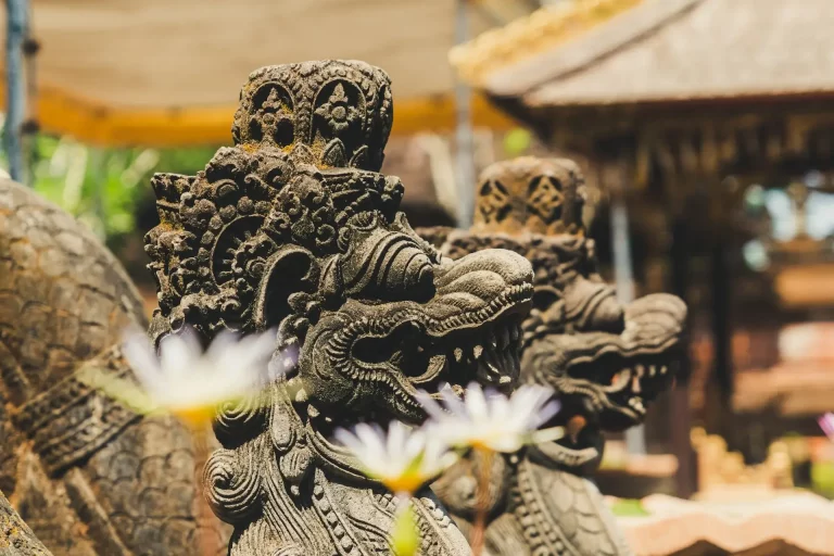 Statue dans un temple à Bali