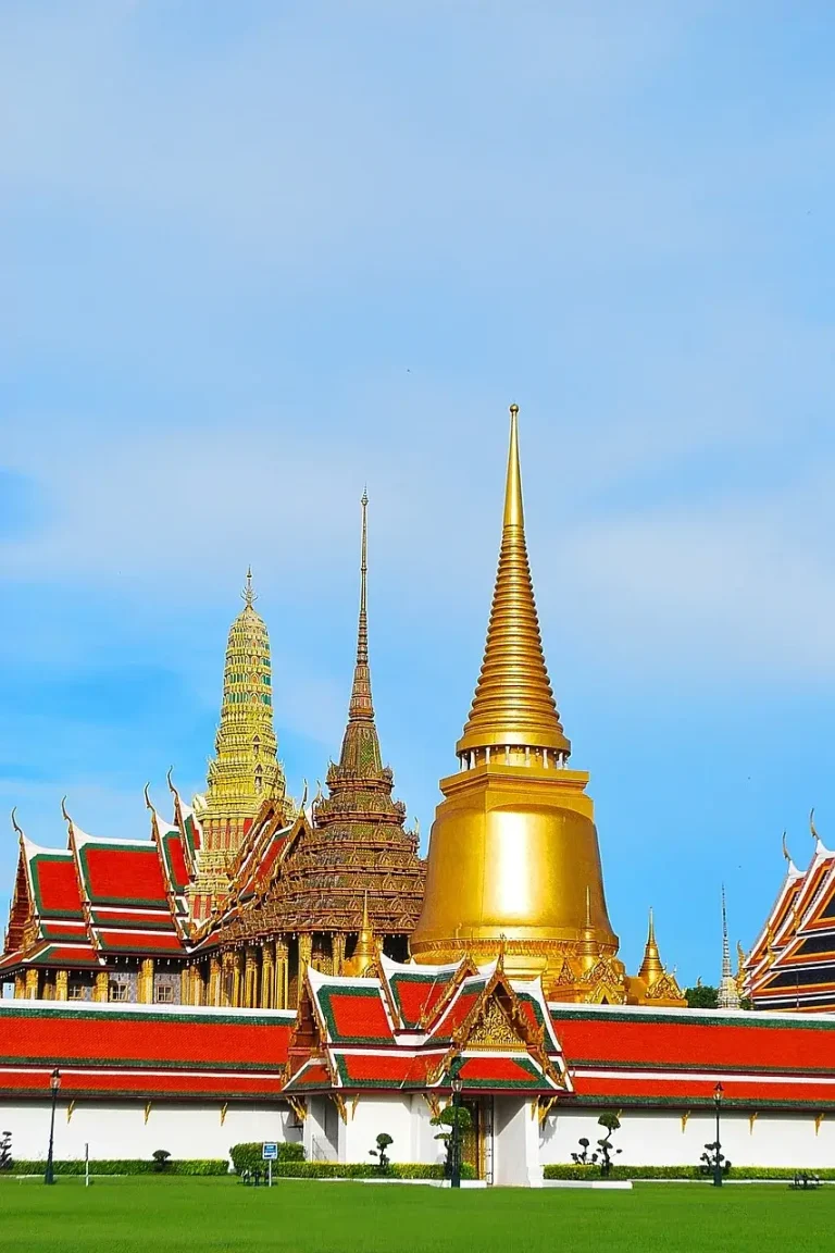 Mesure de distanciation sociale devant le temple Wat Phra Sri Rattana Satsadaram