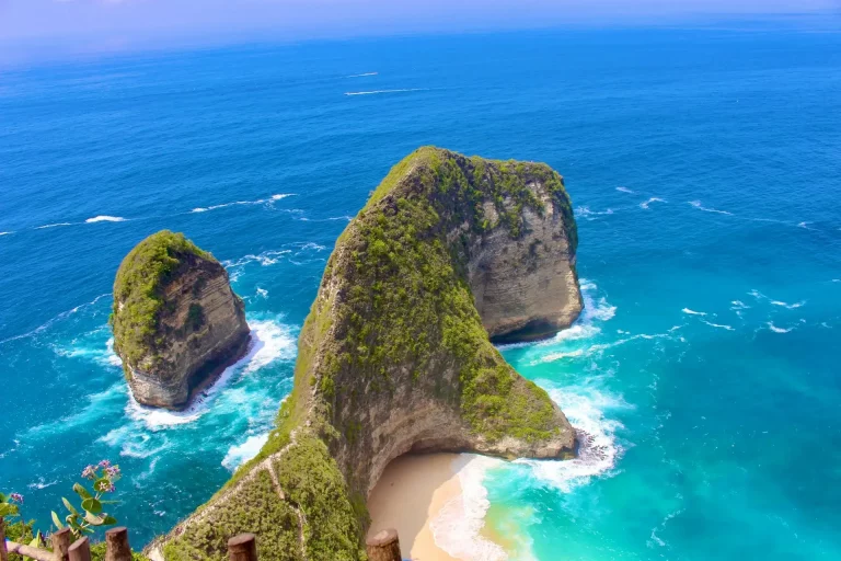 Île en forme de dinosaure à Bali