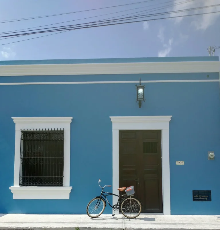Vélo garé devant un bâtiment bleu