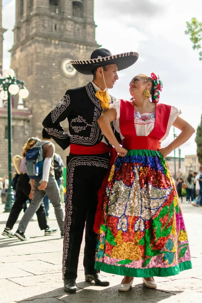 Couple mexicain en tenue traditionnelle