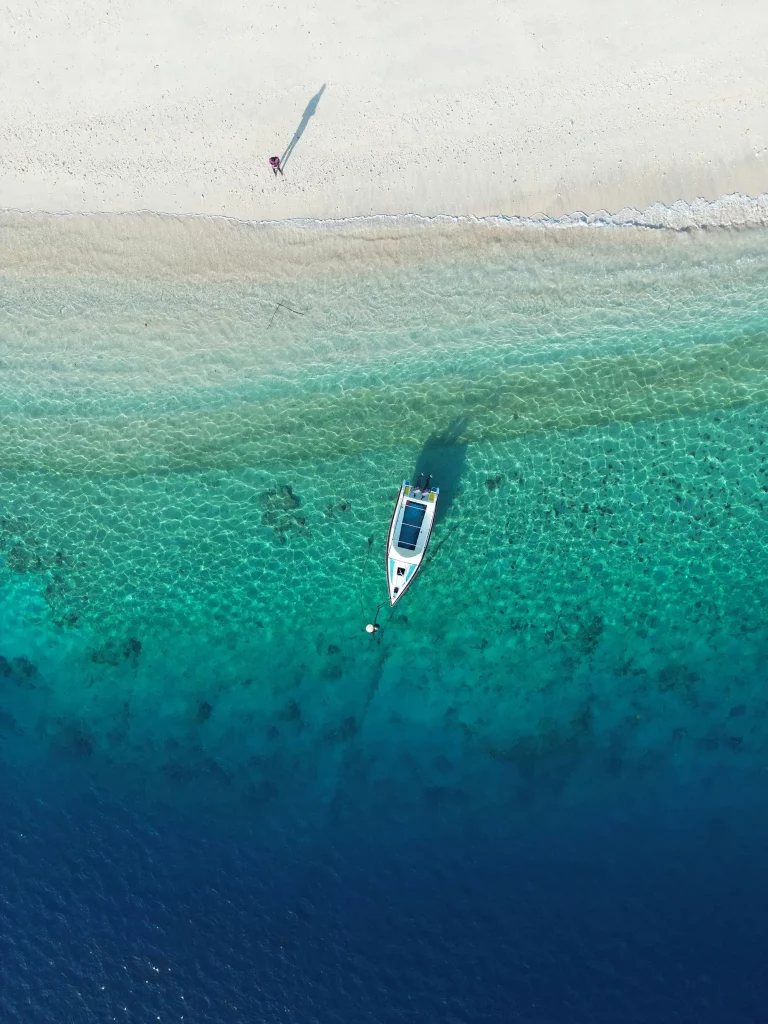 Vue aérienne de la mer avec un bateau-view-of-sea-with-boat