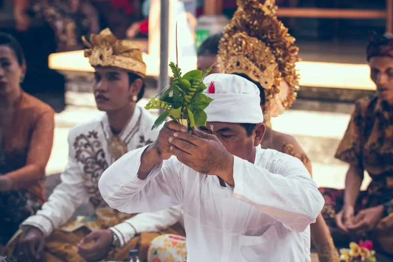 Homme tenant une plante verte à Bali
