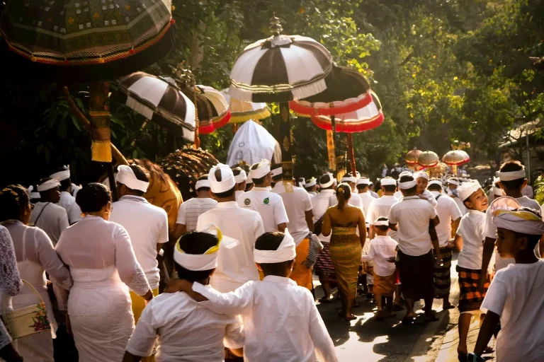 Personnes marchant dans la rue pendant la journée à Ubud, Bali