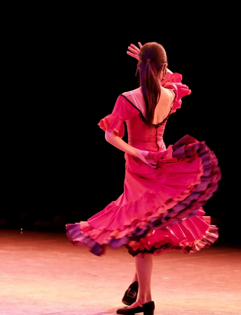 Femme en robe rose debout sur scène