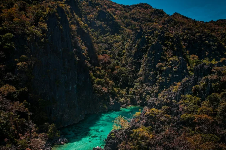 Vue aérienne d'une rivière entourée de montagnes.