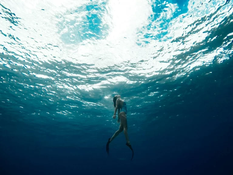 Femme nageant sous l'eau.