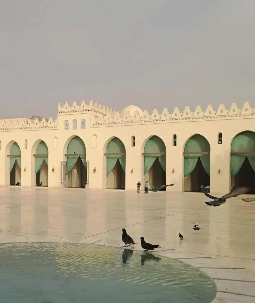 Cour de la mosquée Al-Hakim au Caire, Égypte