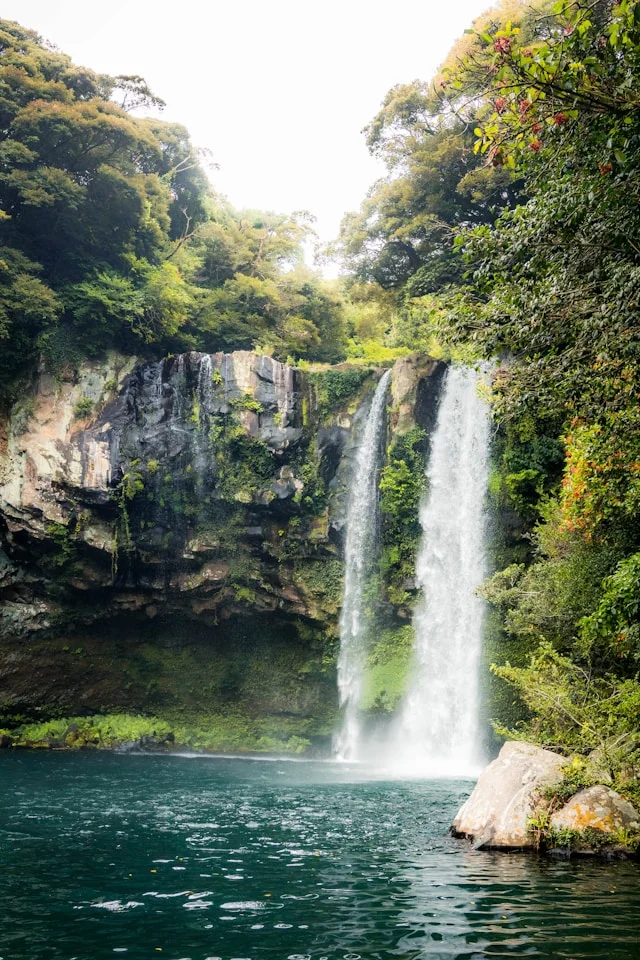 Cascade de Jeongbang sur l'île de Jeju, Corée du Sud