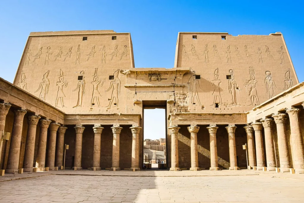 Temple d'Edfou avec colonnes et arcs