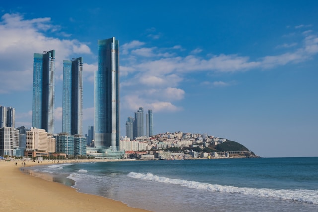 Plage avec de grands bâtiments en arrière-plan, Busan