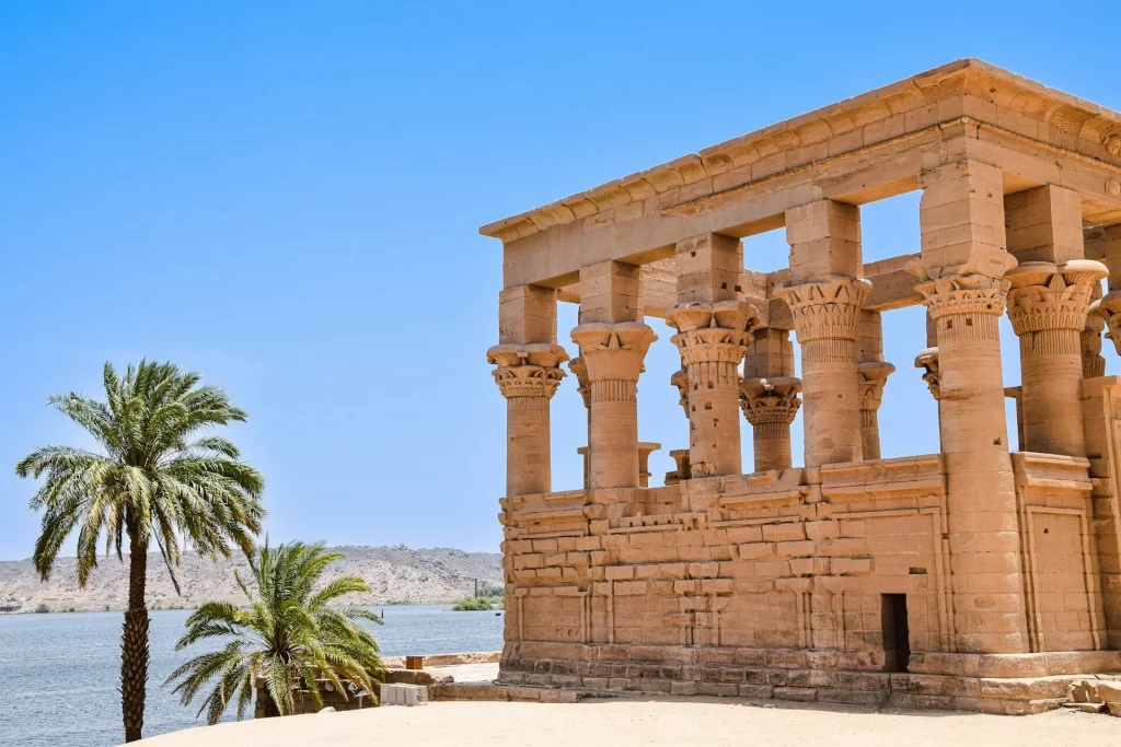 Bâtiment avec des colonnes et un palmier devant