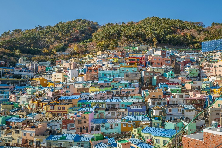 Groupe de maisons colorées sur une colline