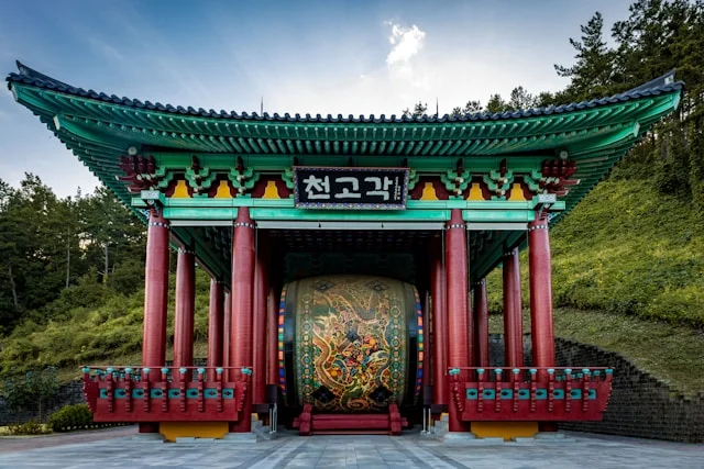 Bâtiment rouge et vert avec une enseigne "Thian Hock Keng"