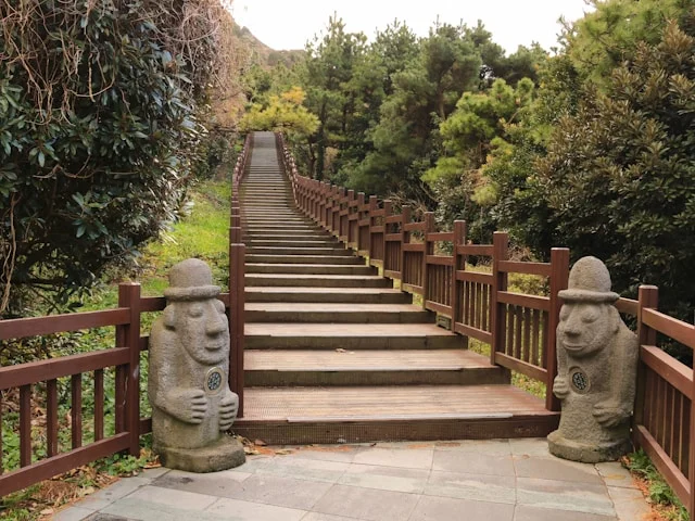 Escaliers avec des statues sur chaque marche