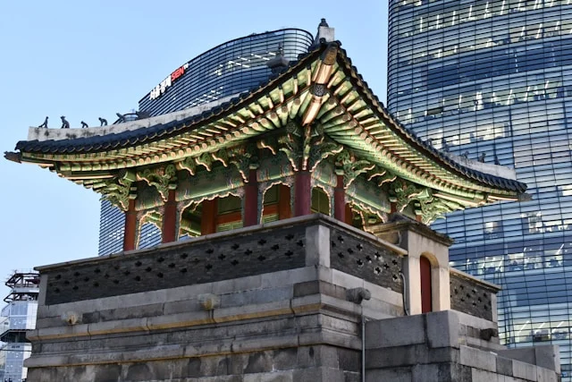 Bâtiment en béton marron et vert sous un ciel bleu, Corée du Sud