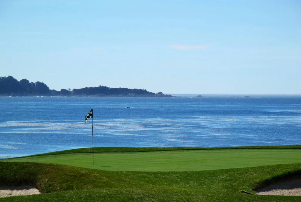 Parcours de golf côtier avec vagues