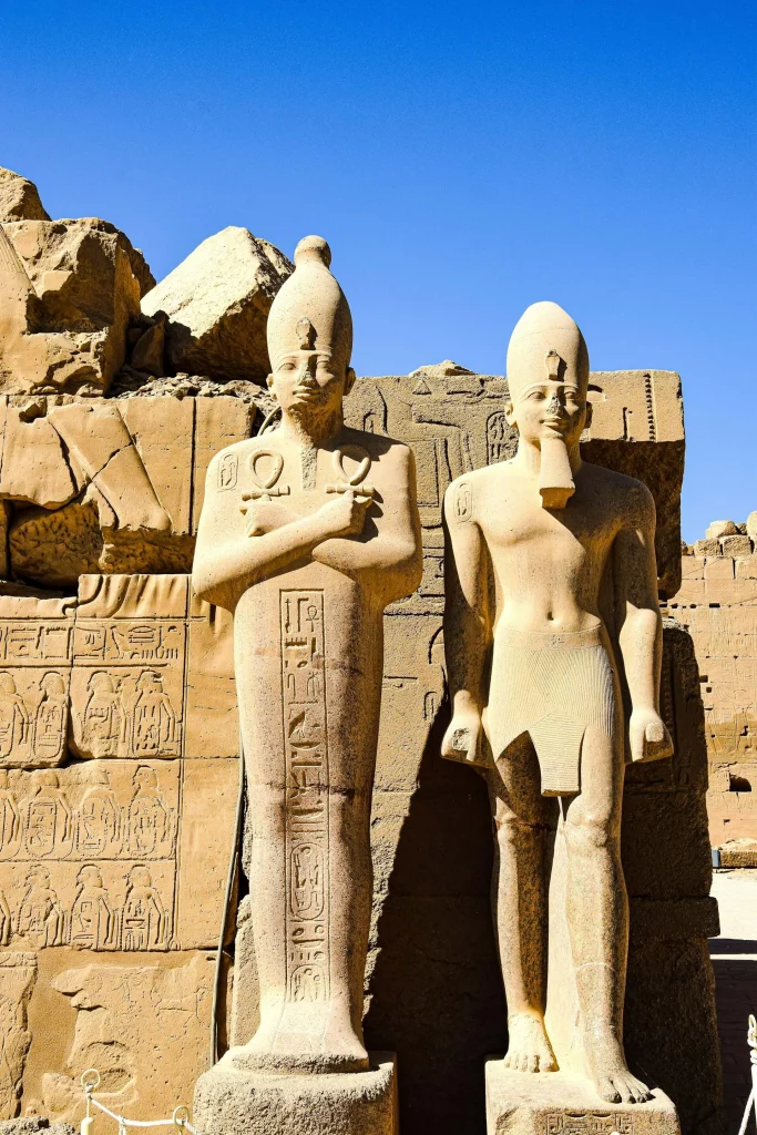 Groupe de statues d'hommes à Louxor, Égypte