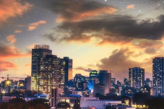 Horizon de la ville sous un ciel nuageux, Johannesburg, Afrique du Sud