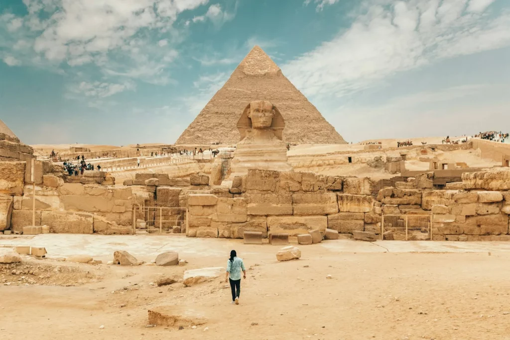 Personne marchant près du Grand Sphinx, Caire, Égypte