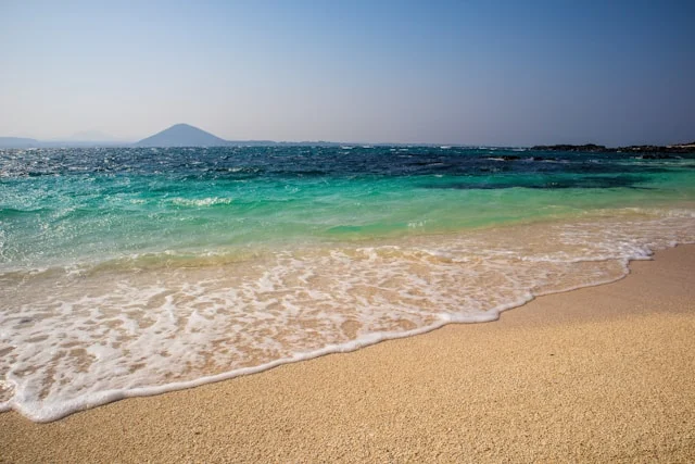 Vagues de mer s'écrasant sur le rivage en journée