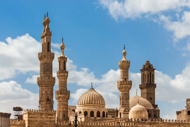 Intérieur d'une mosquée avec des arcs et des motifs islamiques