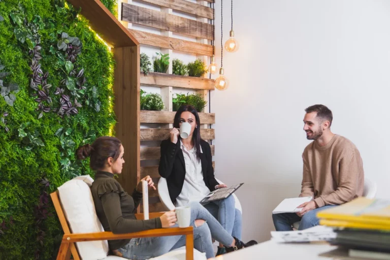 Collègues en pause au bureau