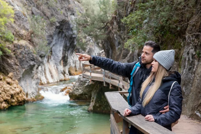 Couple explorant la nature sur un pont