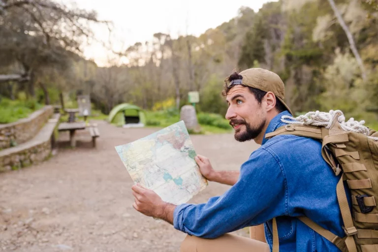 Touriste avec une carte en pleine nature