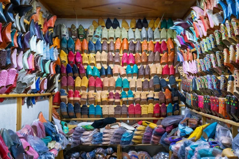 Vue d'une boutique de babouches à Marrakech