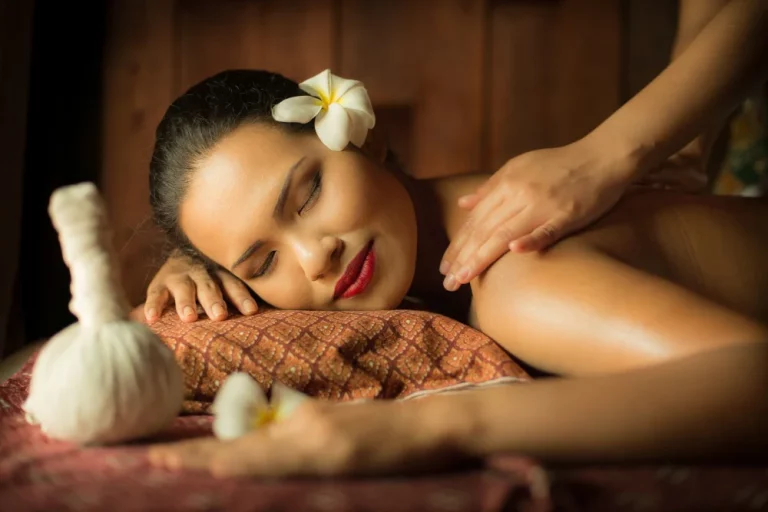 Femme recevant un massage