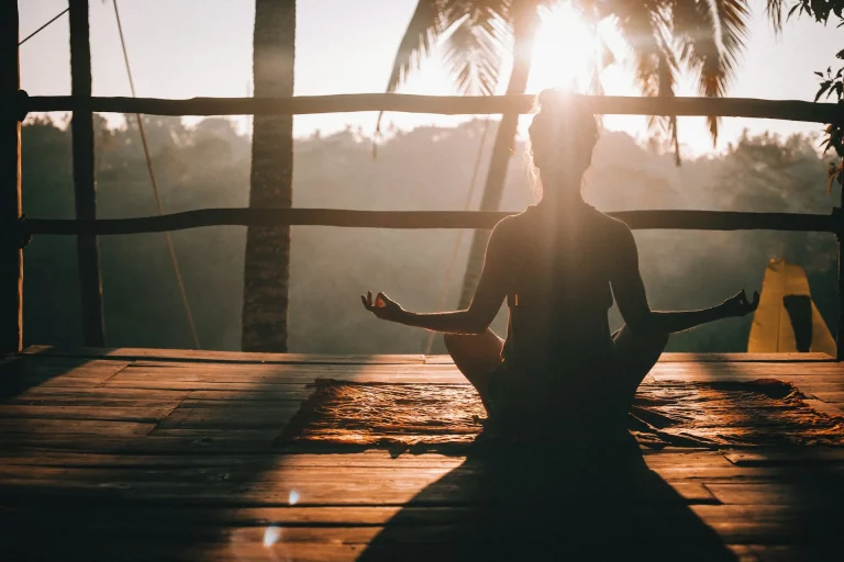 Séance de yoga matinale avec vue sur la jungle de Bali