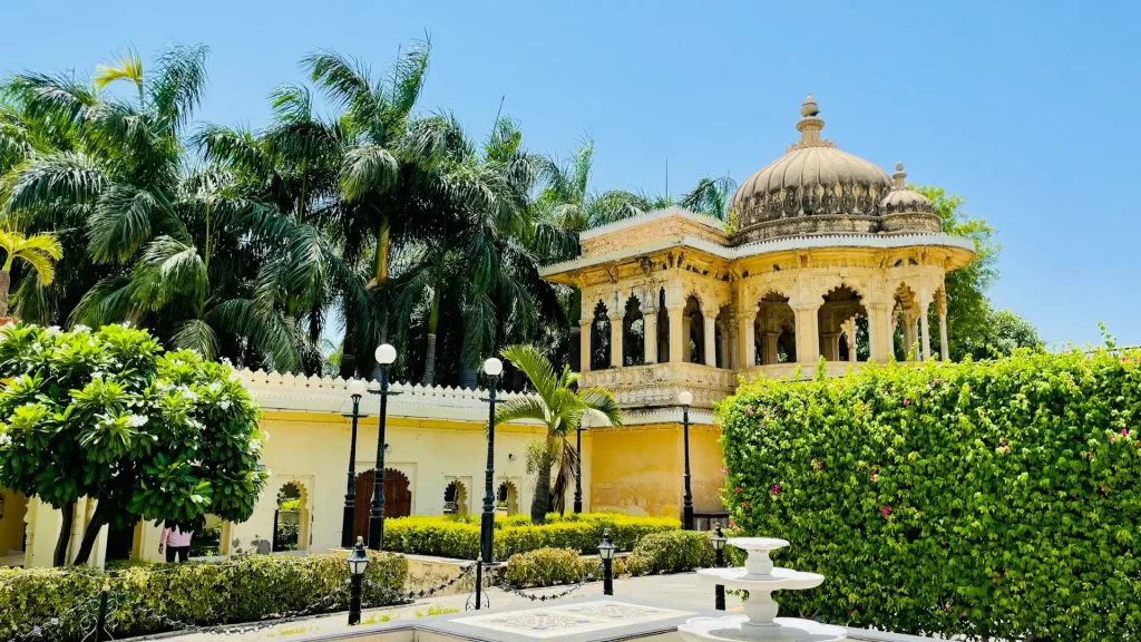 Vue magnifique du Palais Jagmandir sur l'île d'Udaipur