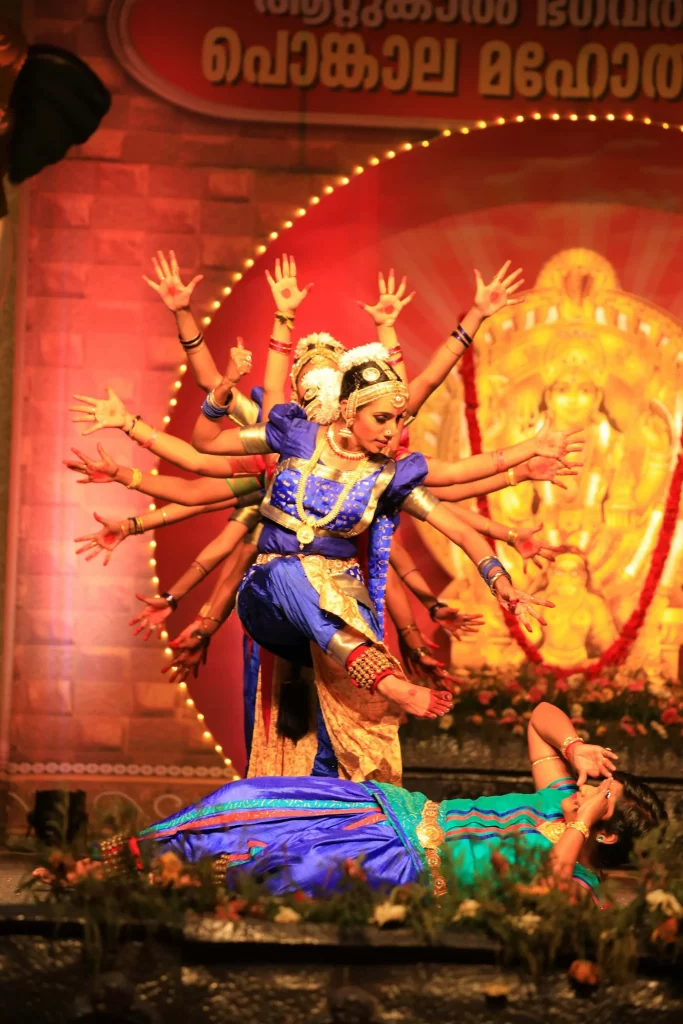 Danseuse classique se produisant au temple Attukal Bhagavathi à Thiruvananthapuram