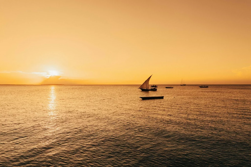 Coucher de soleil doré sur la mer.