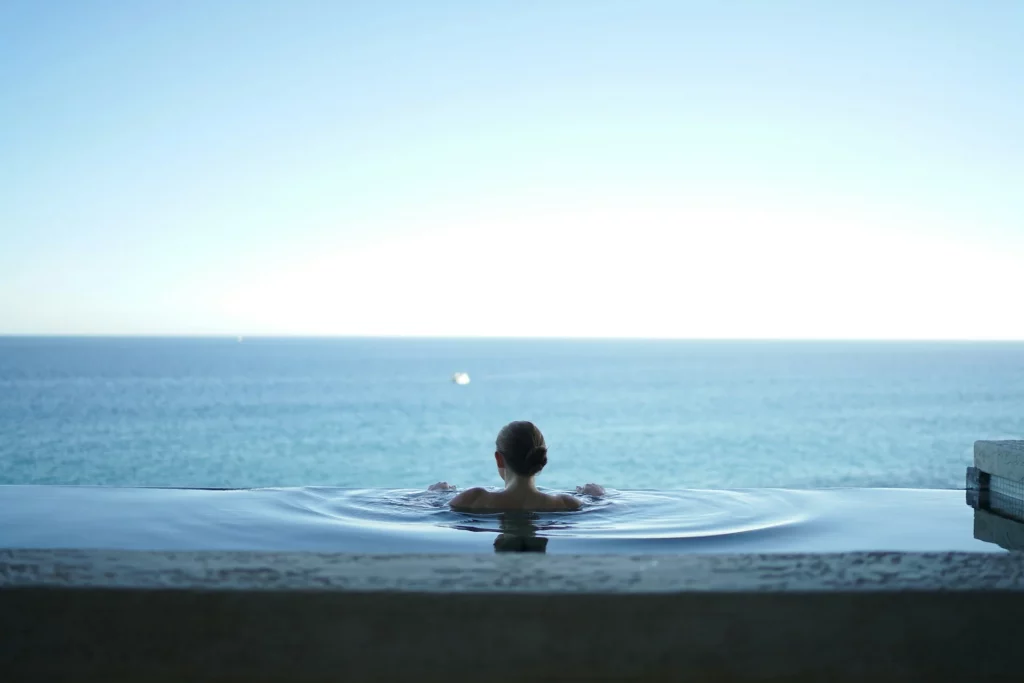 Vue sur l'océan depuis une piscine à débordement.