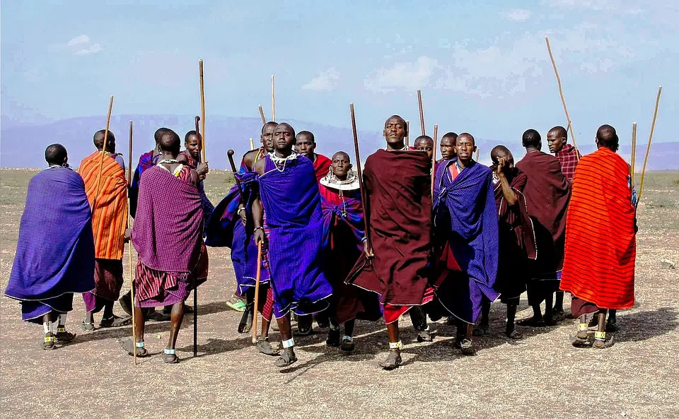 Guerriers Maasai exécutant une danse traditionnelle en Tanzanie.