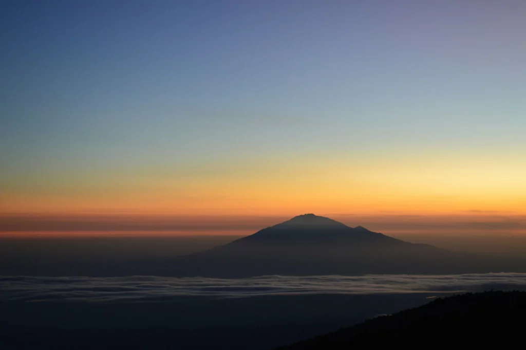 Silhouette de montagne à l'aube.